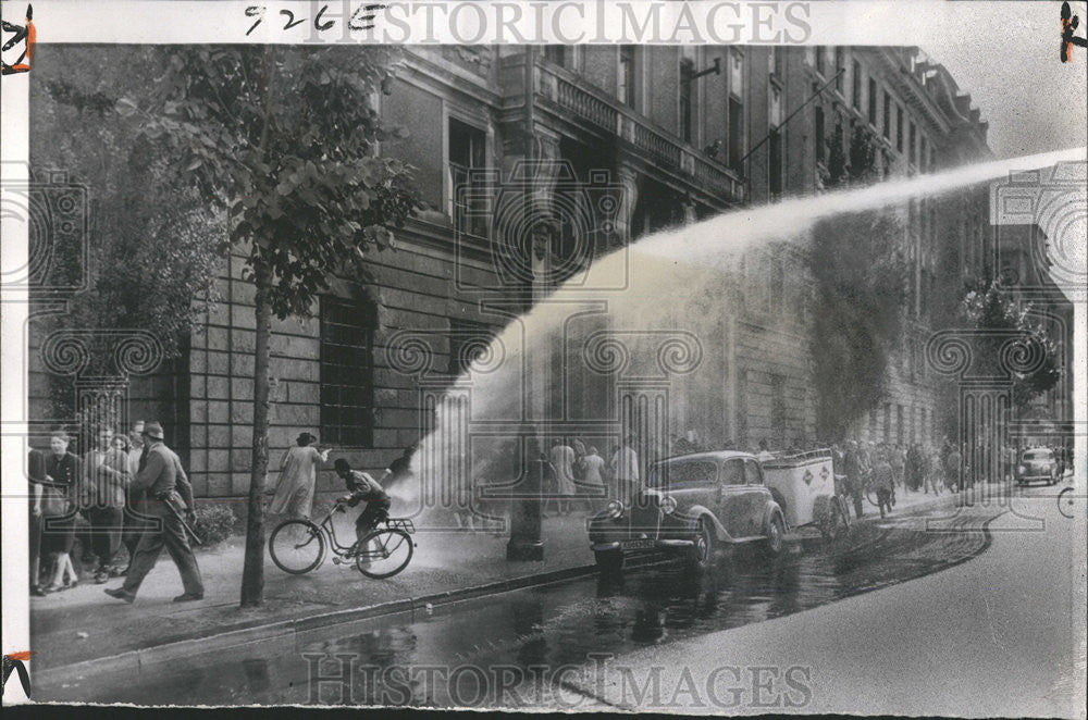 1950 Press Photo Water Barrage Scatter Communist Demonstrating City Hall West - Historic Images