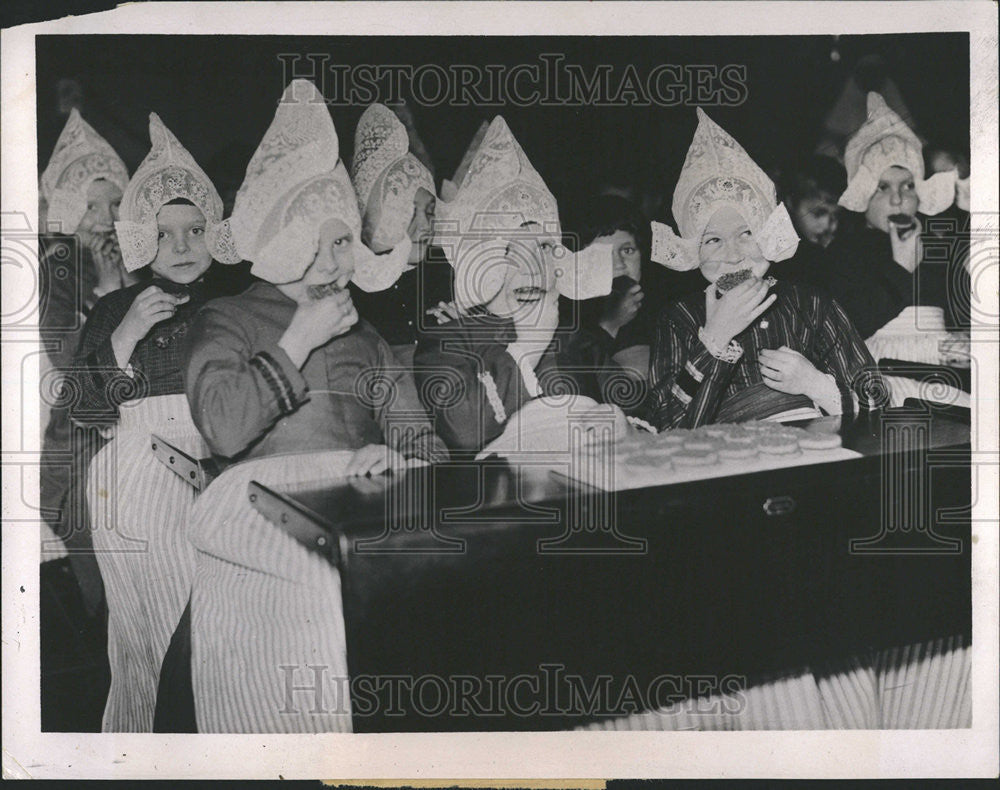 1938 Press Photo School Children Holland Receive Holiday Birth Princess Orange - Historic Images