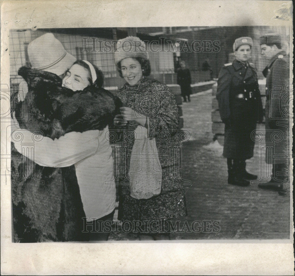 1963 Press Photo East German woman embraces granddaughter reunit East Berlin - Historic Images