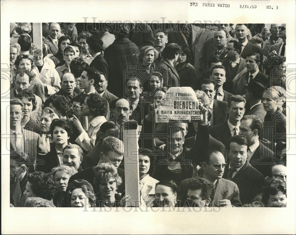 1960 Press Photo Crowd Express Mix Emotion Greet Journey West Khrushchev French - Historic Images