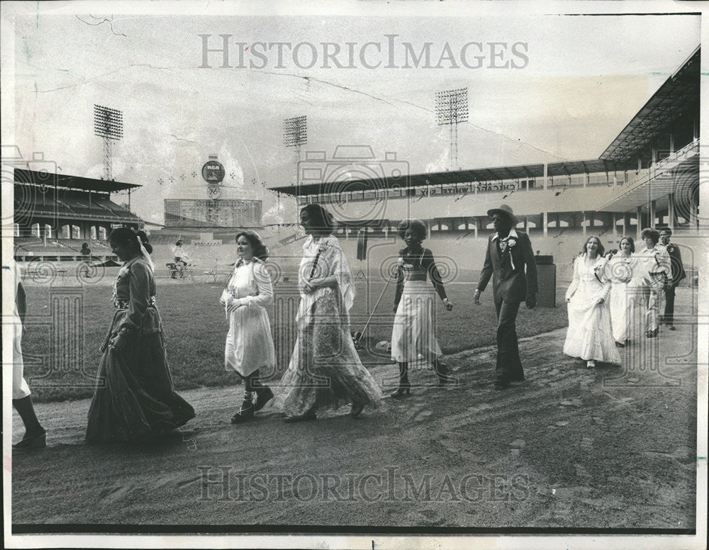 1976 Press Photo Graduation Home Plate Metro High Chicago Comiskey Park Nate - Historic Images