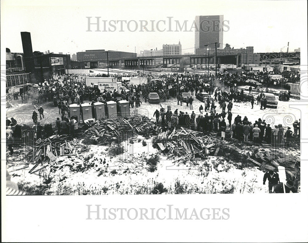 1985 Press Photo Police Drug Off and Tear Shirt of One of Union Supporters - Historic Images