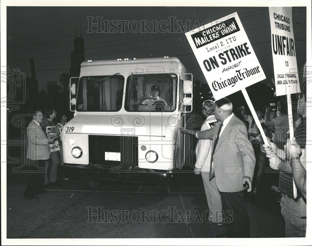 1985 Press Photo Pickets stop Tribune truck Freedom Center Printing plant strike - Historic Images