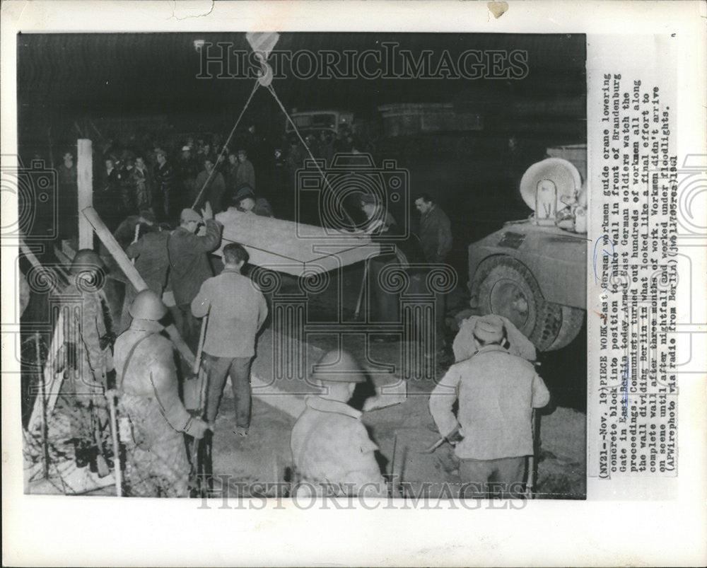 1961 Press Photo East German workmen guide crane Berlin Brandenburg Gate - Historic Images