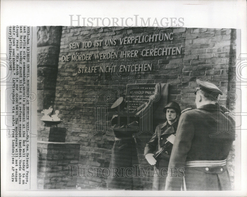 1962 Press Photo  Maj Gen Helmuth Poppe monument Red Wall East Berlin refugee - Historic Images