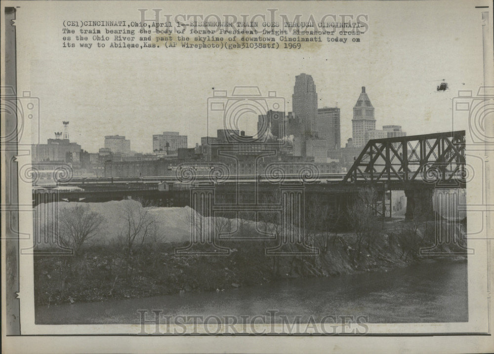 1969 Press Photo Eisenhower Train Goes Through Cincinnati - Historic Images