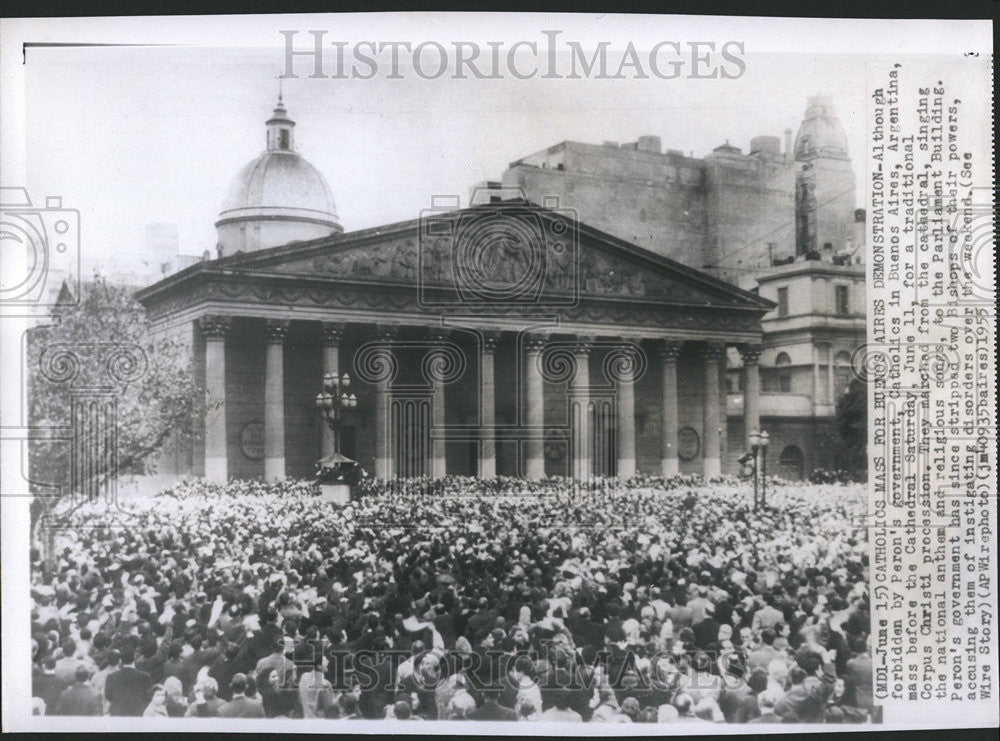 1955 Press Photo Buenos Aires Catholics Gather Forbidden Peron Procession - Historic Images