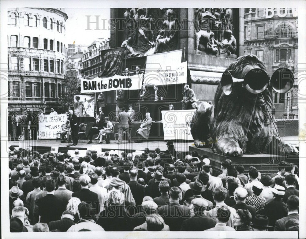 1957 Press Photo High Crowd London Trafalgar Square Stone Lion Roars Protest - Historic Images