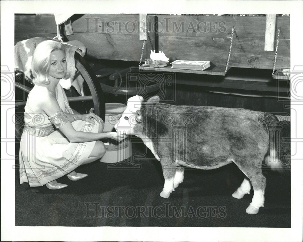 1955 Press Photo Beauteous Diane Burkhart National Restaurant Baby Steer - Historic Images