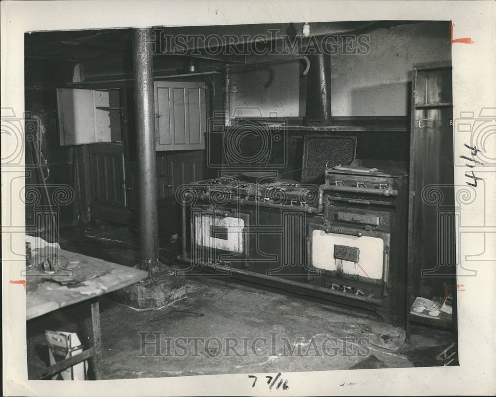 1951 Press Photo Mess Kitchen Same Fifteen Year Collection Dirt Dust Crust - Historic Images