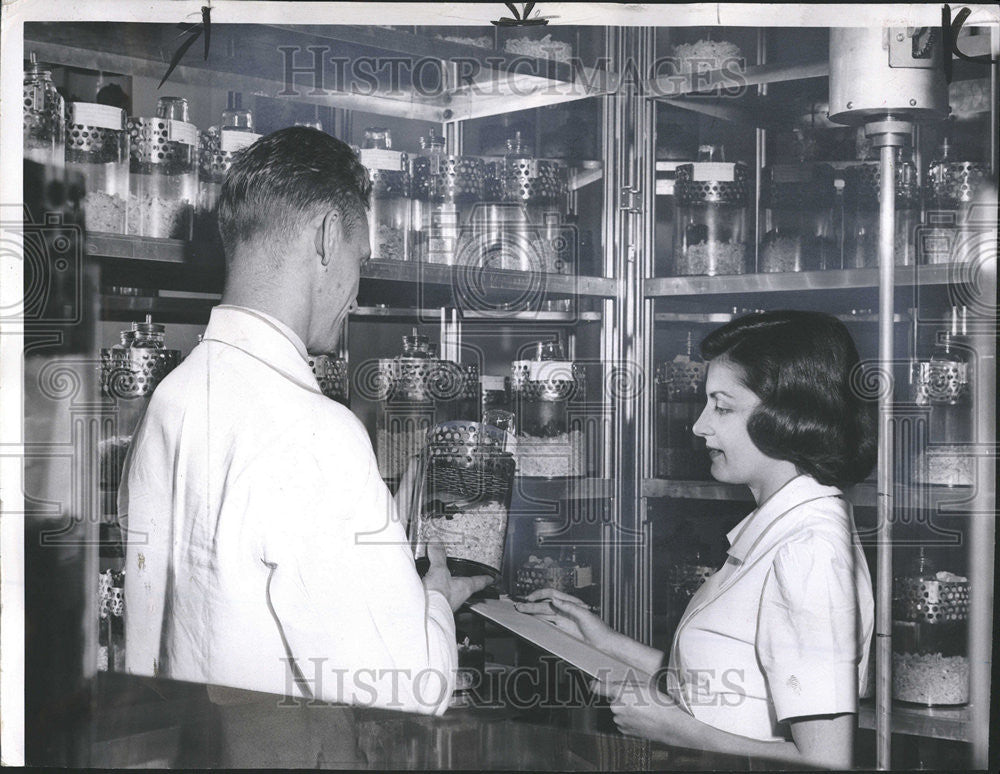 1962 Press Photo Biologists Argonne National Laboratory Examing Gamma Radiation - Historic Images