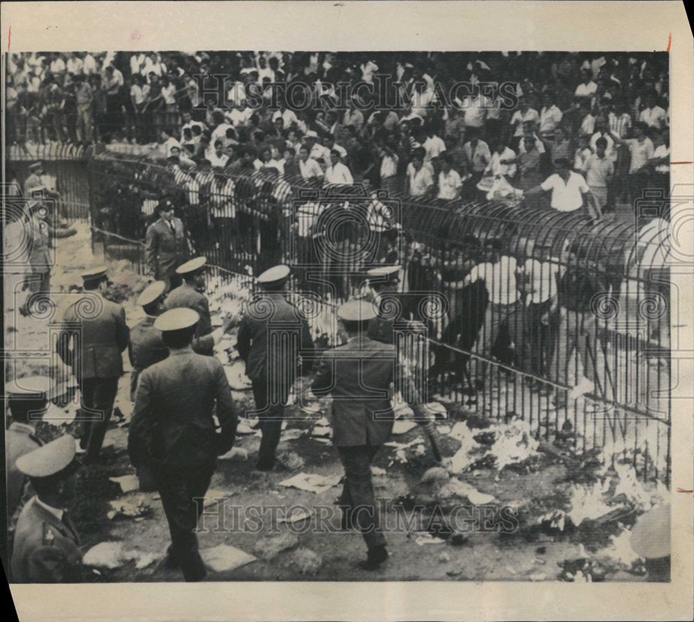 1964 Press Photo Newspaper Police Patrol Fence Quell Riot Thousand Fan Soccer - Historic Images