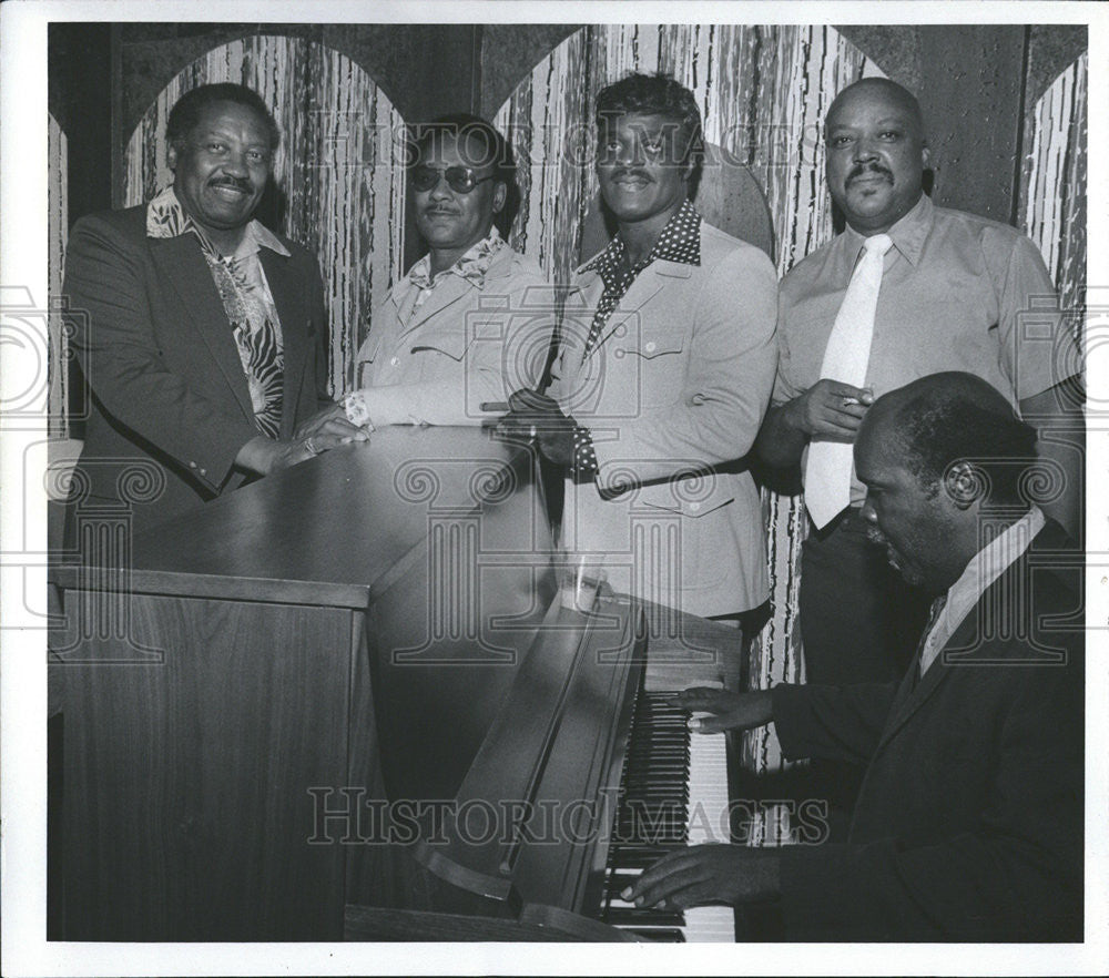 1976 Press Photo Ink Spot Holiday Inn Tamps Musical Group - Historic Images