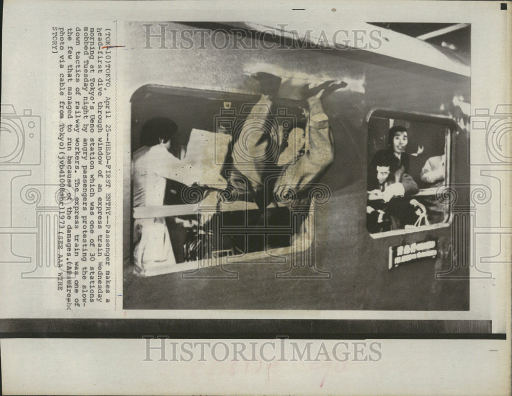 1973 Press Photo Tokyo Ueno Station Passengers window express train - Historic Images