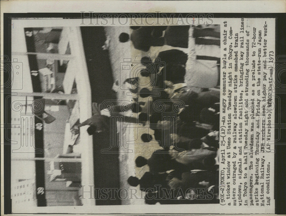 1973 Press Photo Commuters React Angrily To Tokyo Strike - Historic Images