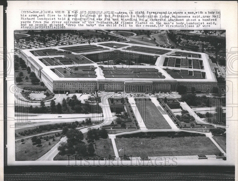 1965 Press Photo In Front Of The Pentagon Where Man Set Himself Afire - Historic Images