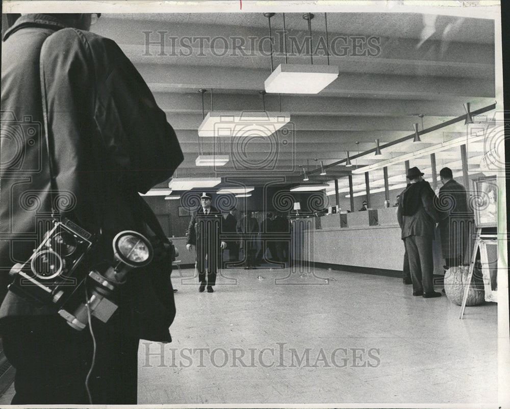 1967 Press Photo Customer Blank Guard Robbers Looted Teller Window Illinois - Historic Images