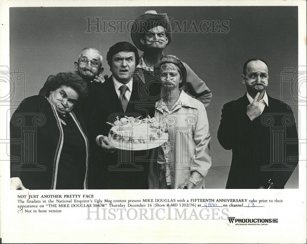 1976 Press Photo Enquirer&#39;s Ugly Mug Mike Douglas National Finalists Cake - Historic Images