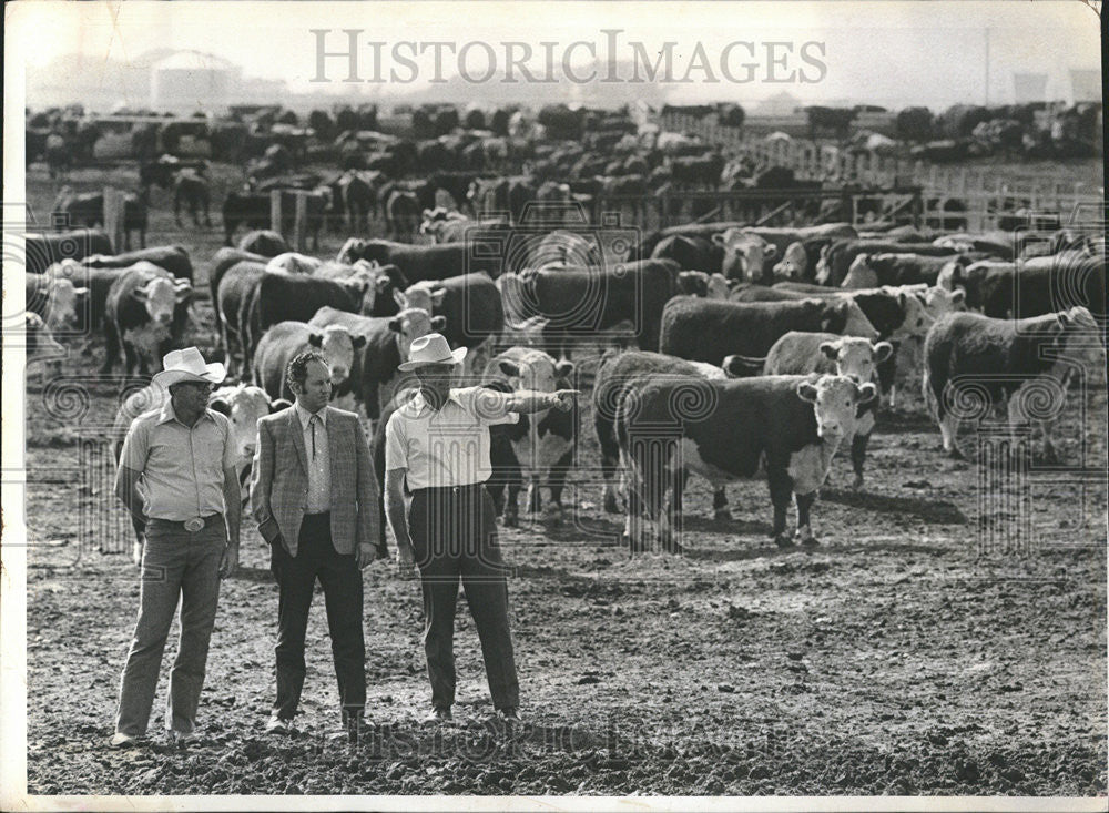 1973 Press Photo Farmer Ralph Gross packing house manager Don Fender cattle Kans - Historic Images