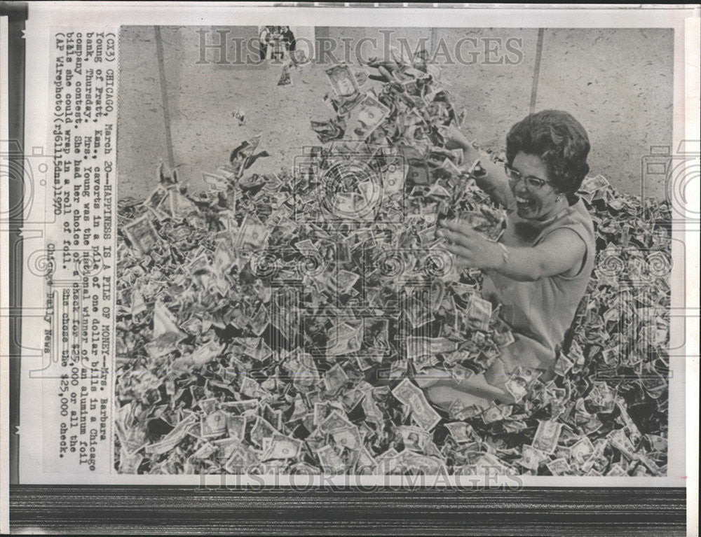 1970 Press Photo Barbara Young Doller Bills Chicago Bank Pratt Cavort PIle Money - Historic Images