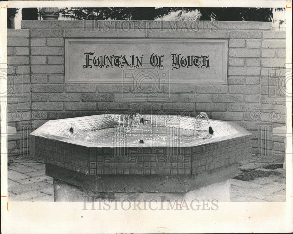 1965 Press Photo Friend I  Discuss Fountain Of Youth Say Value Water Overrated - Historic Images