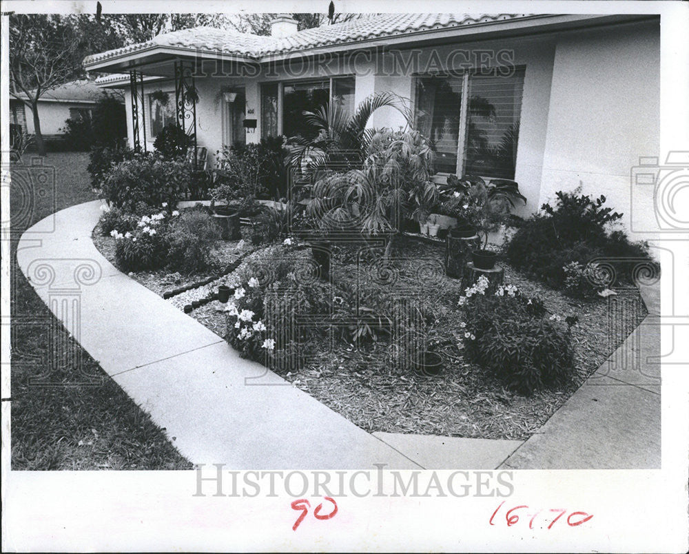 1980 Press Photo St Petersburg Oriental Lantern Bonsai Garden Decor Northside - Historic Images