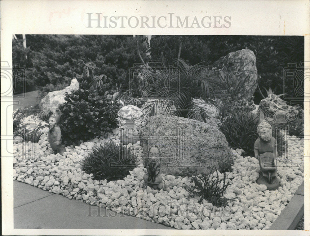 1971 Press Photo Concete Elves Color Garden St Petersburg Residence - Historic Images