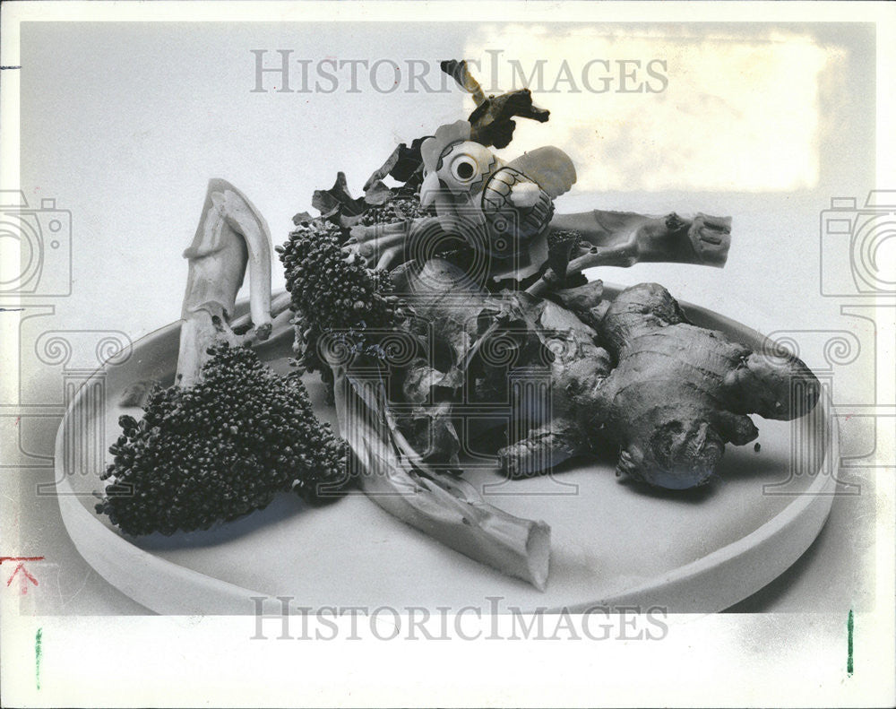 1982 Press Photo Chicken Dishes Romantic Dinner Celebration Burst Energy - Historic Images