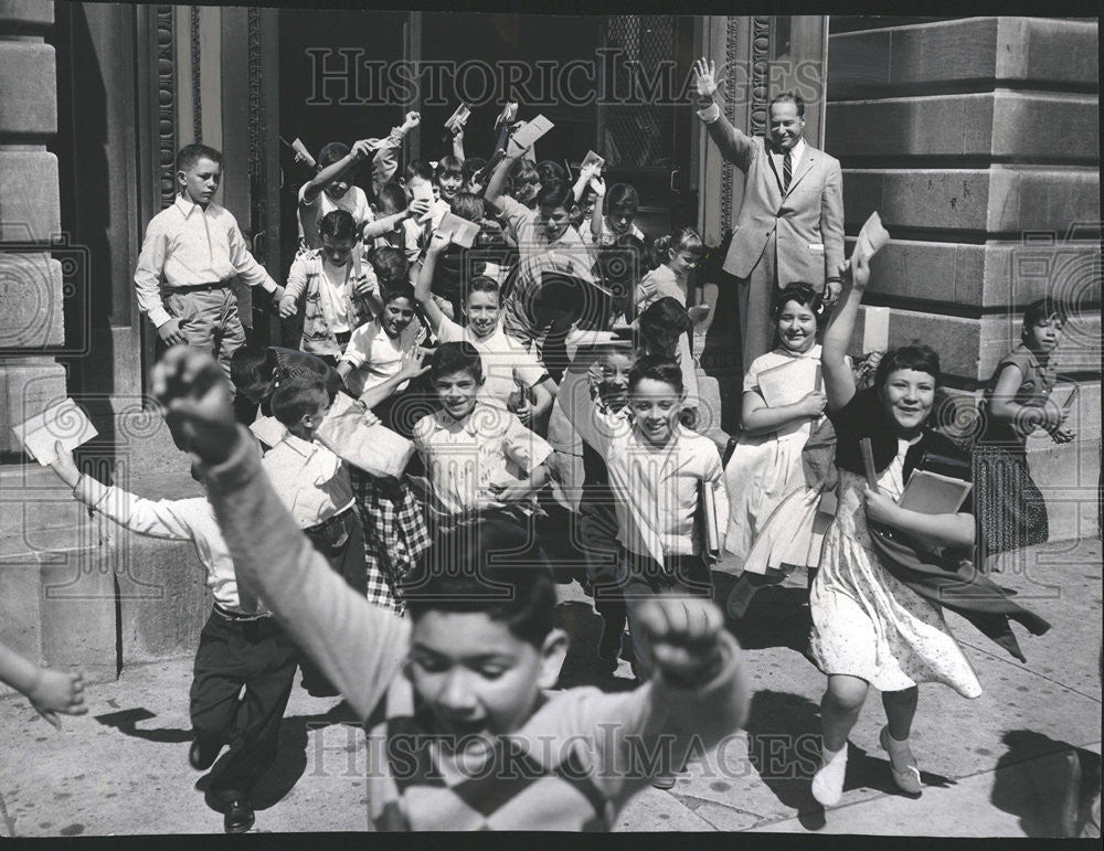 1958 Press Photo Principal Herbert Zimmerman Waves Doorway Student Emerge Class - Historic Images