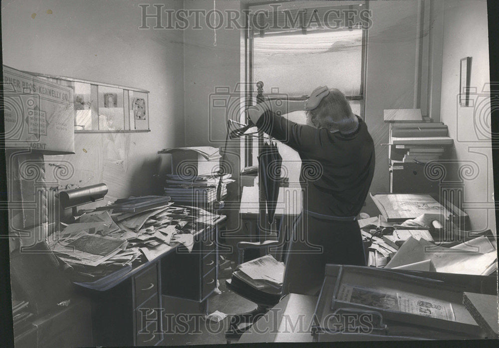 1957 Press Photo Editorial Kay Bern Center Jake Van Quarters Chicago - Historic Images