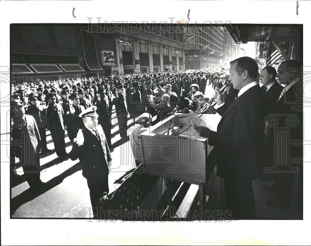 1977 Press Photo Richard Derk Graduate Chicago Academy Mayor Michael Bilandic - Historic Images