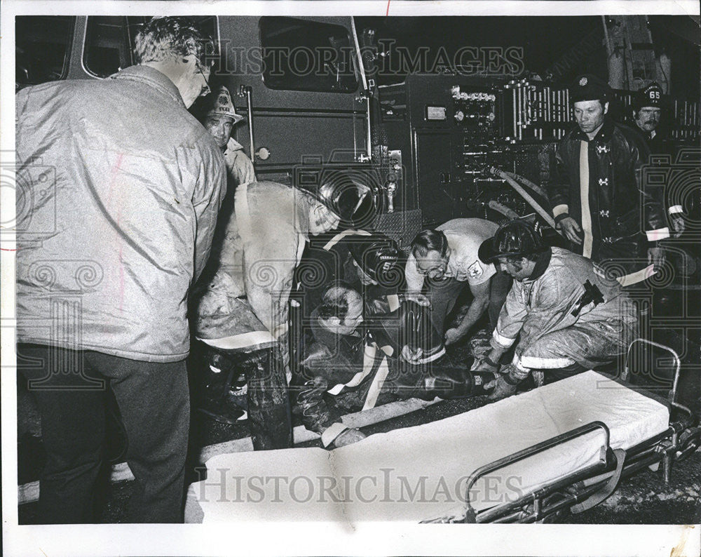 1973 Press Photo Town and Country Hotel on fire, firemen on the scene. - Historic Images