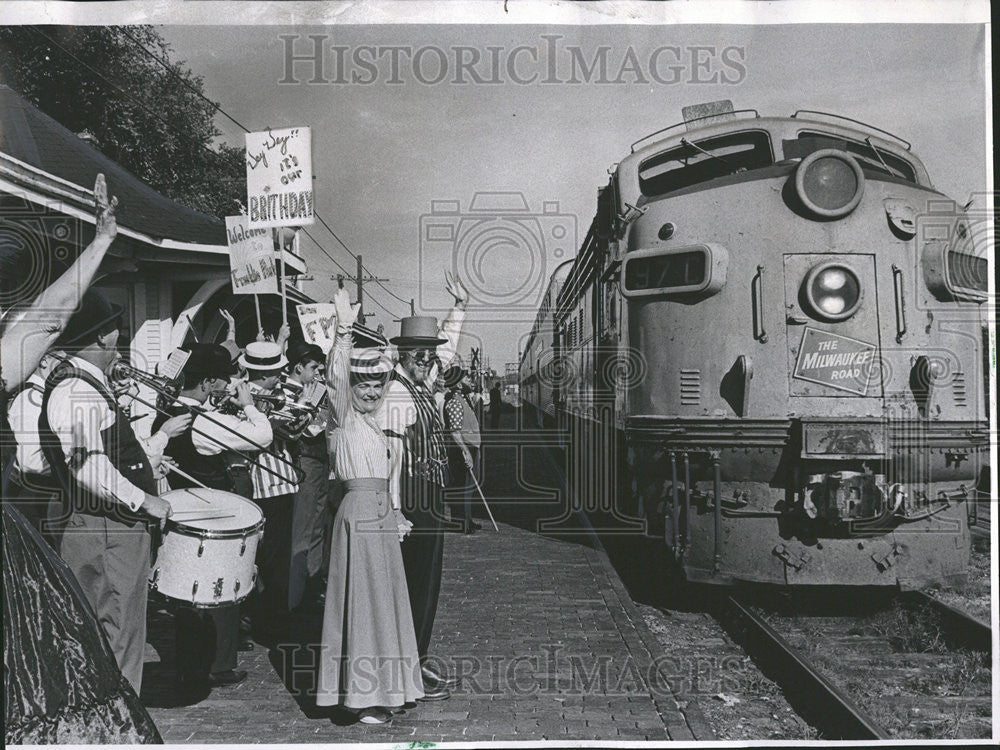 1967 Press Photo Illinois Park Lesser Franklin Greet Passenger Band Beer Steers - Historic Images