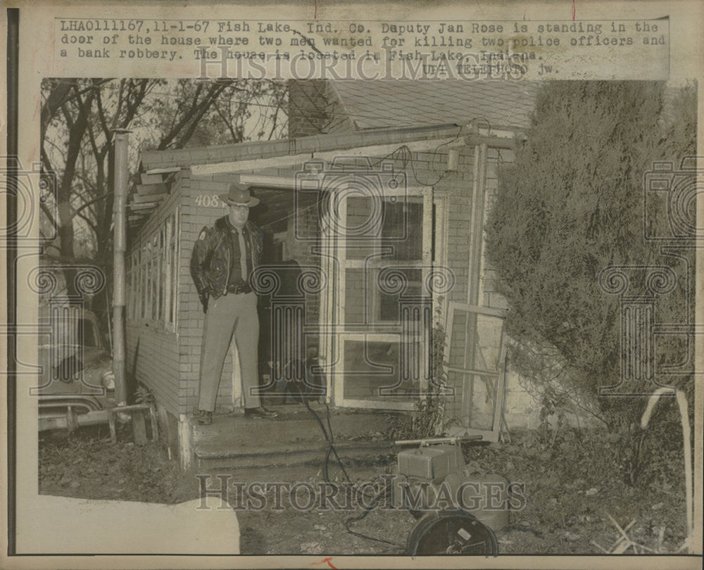 1967 Press Photo Deputy Jan Rose door house killing police officers bank robbery - Historic Images