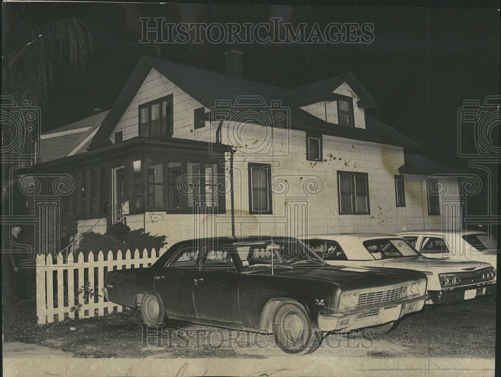 1967 Press Photo Police Cars At Bellwood Home Where Bandits Hid - Historic Images