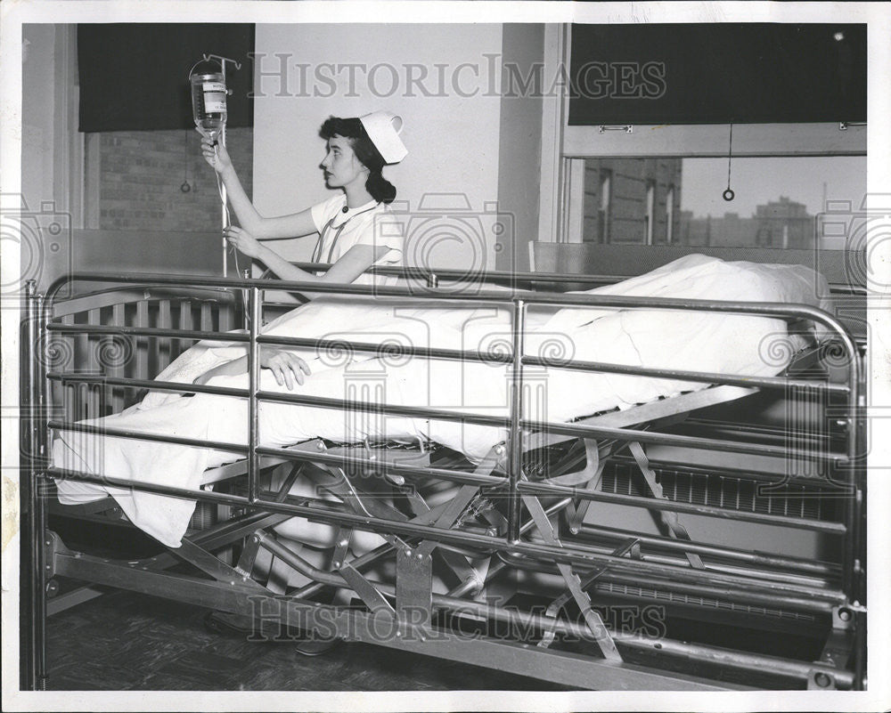 1952 Press Photo Nurse Harriet Flynn of the Illinois Masonic Hospital - Historic Images