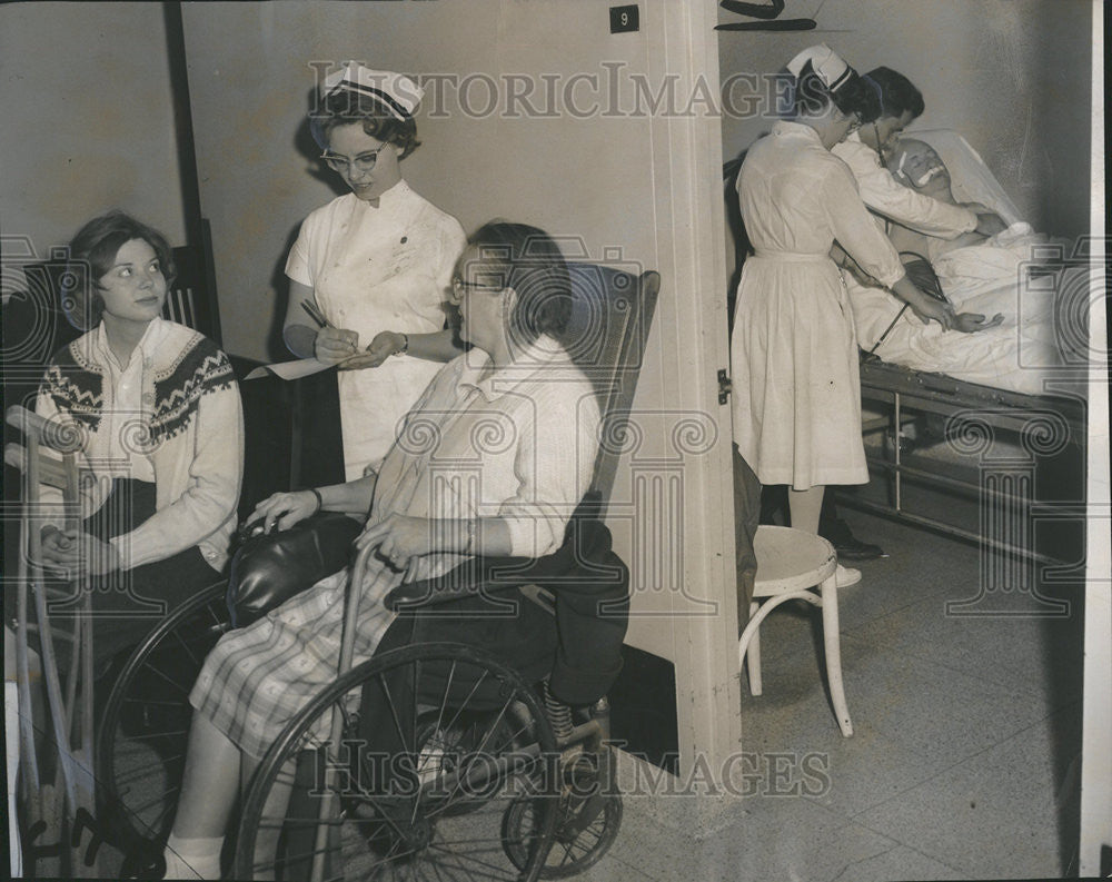 1962 Press Photo patient jammed Illinois Masonic Hospital Mrs Linnea Swanson - Historic Images