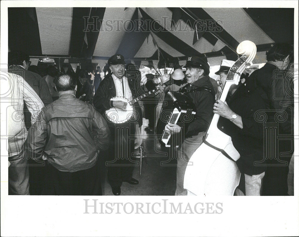 1982 Press Photo A Trip Plays a Tune Under Colorful Canvas Tent at Kup&#39;s Column - Historic Images