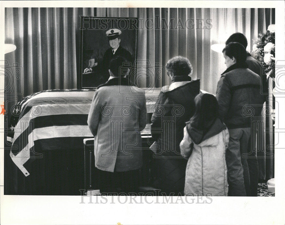 1985 Press Photo A family pays last respect at the wake of Captain Daniel Nockel - Historic Images