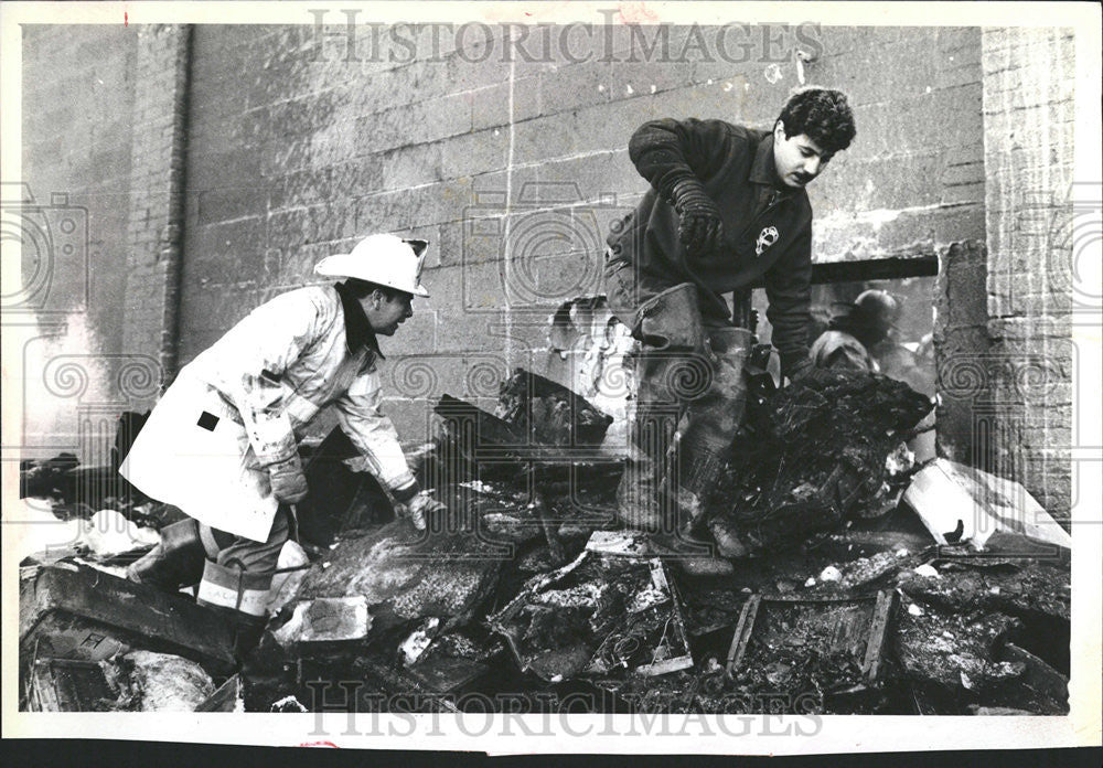 1985 Press Photo Fire Commissioner Louis Galante firefighter two story Northwest - Historic Images