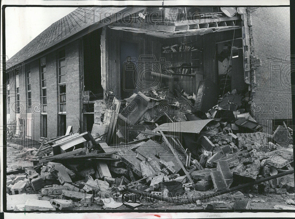 1977 Press Photo Rev Harold Albert Examines Ruins Of His Demolished Study - Historic Images