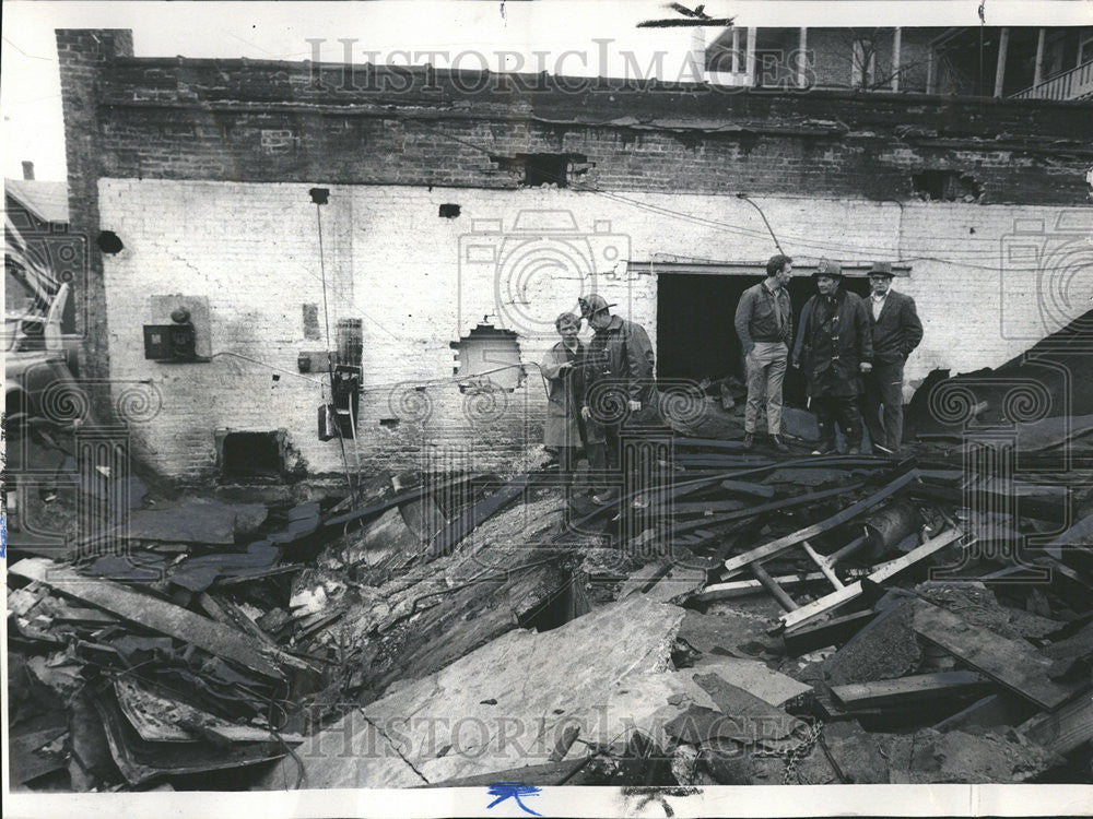 1972 Press Photo Amid Explosion Firemen North Witnesses Garage destroyed - Historic Images