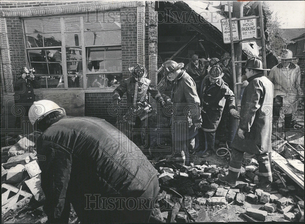 1972 Press Photo Robert Huston Yellow Cab Garage Firemen Rubble Explosion - Historic Images