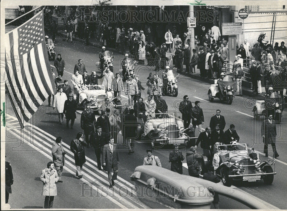 1974 Press Photo Scene of Three Vehicles Carrying Skylab Astronauts and Officals - Historic Images