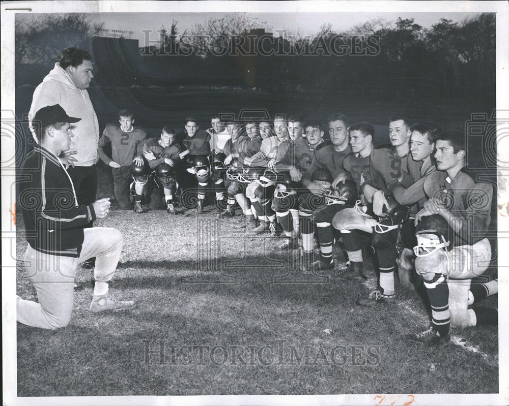 1960 Press Photo Slim Squad Chicago Latin Football Season Men Team drop - Historic Images