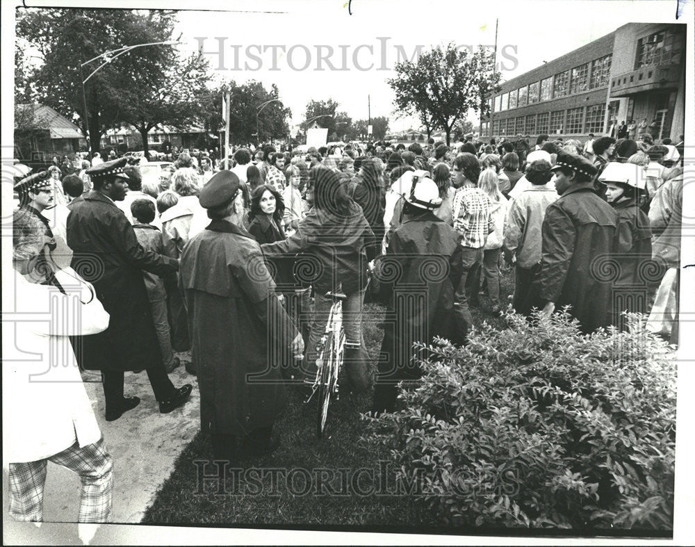 1977 Press Photo Stevenson School Police clear Bus Surly Crowd - Historic Images