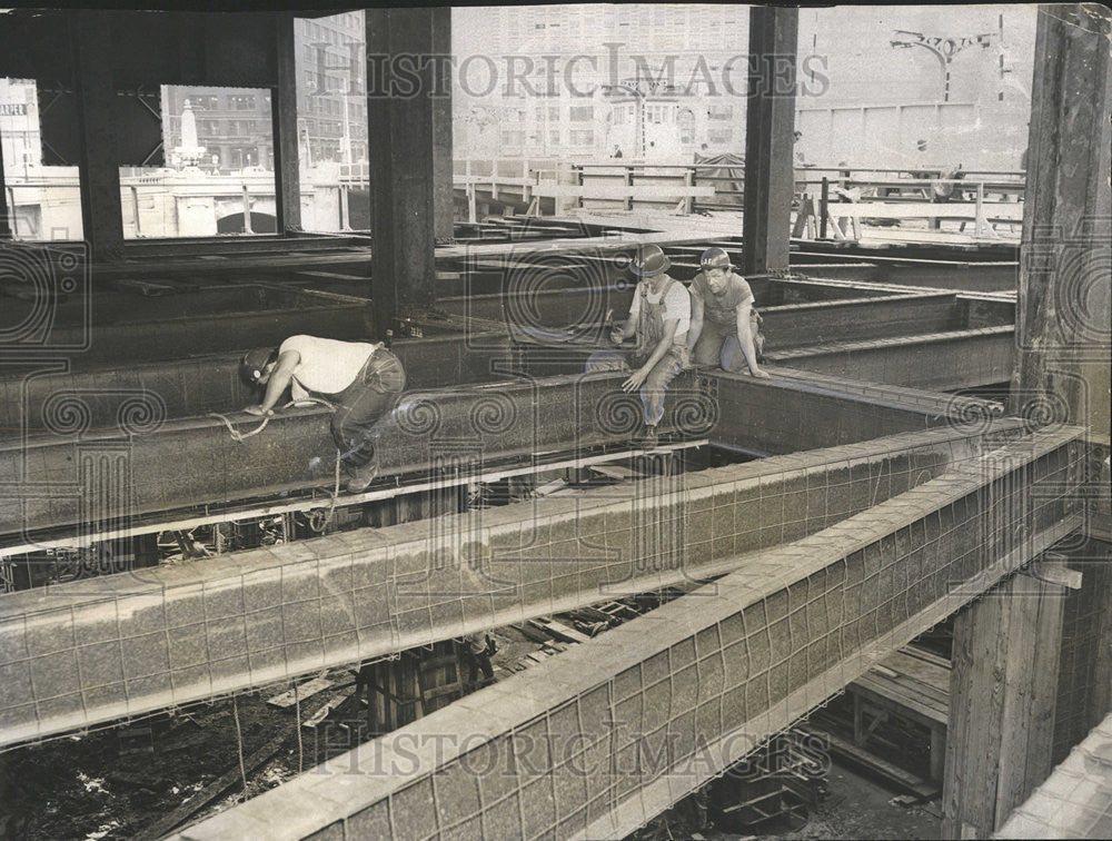 1956 Press Photo Like Spider Steel Web Workmen Assemble Beam Modern Plant - Historic Images