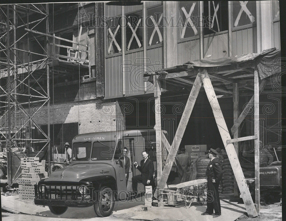 1967 Press Photo Sun-Times Truck Backs Into New Section on Wabash Ave - Historic Images