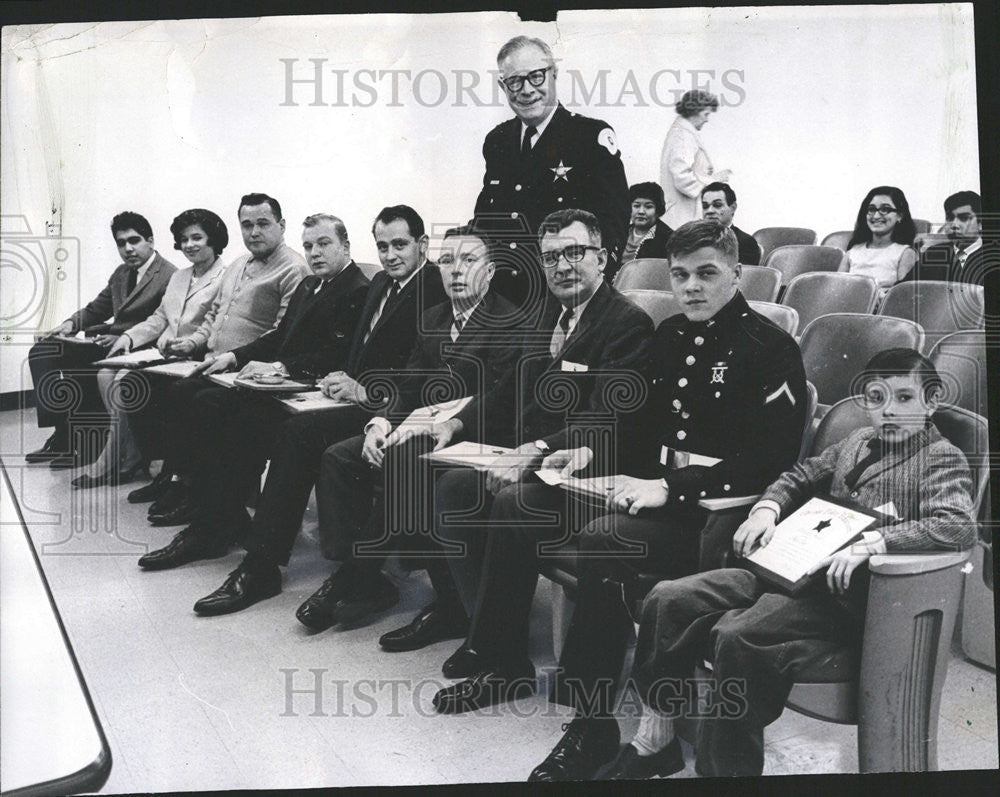 1967 Press Photo 9 people receives citizens award from Chicago police. - Historic Images