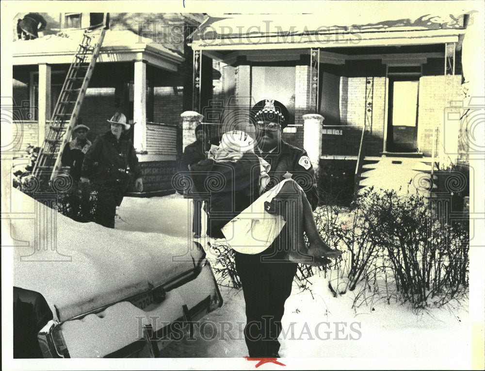 1980 Press Photo Police Officer Make One Many Trip House Remove Injure Person - Historic Images